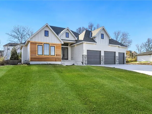 3940 SW Flintrock Dr, Lees Summit, MO 64082