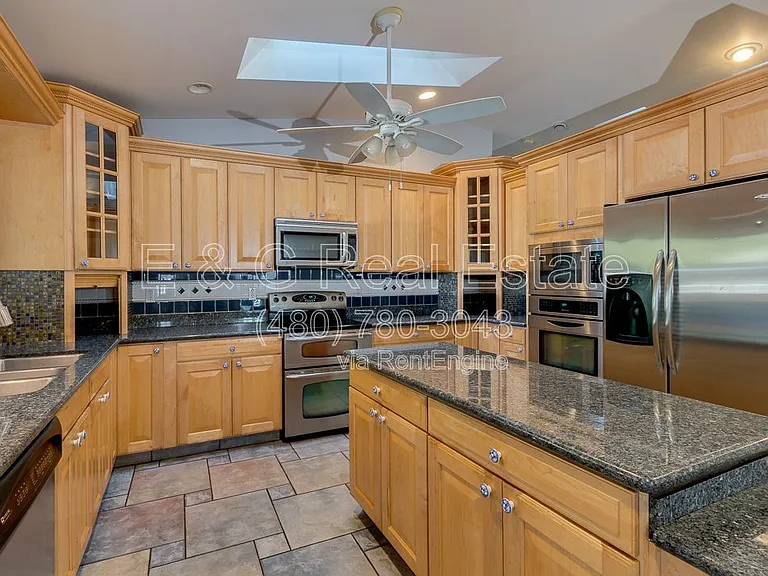 526 E Flynn Ln — Photo 11