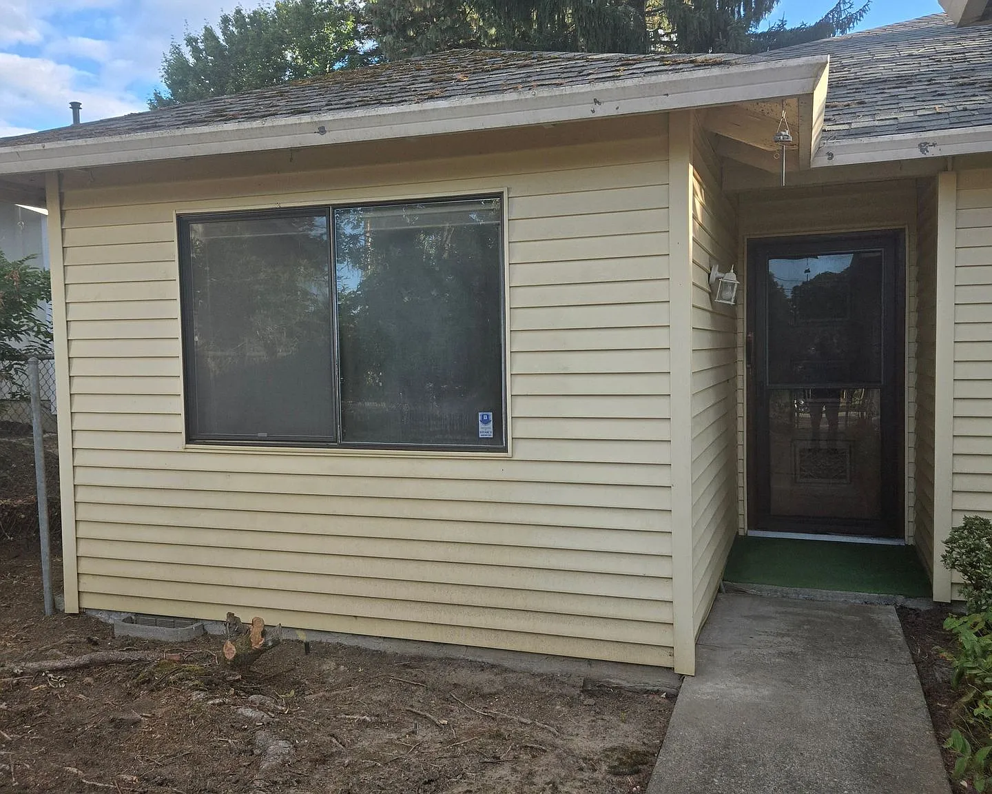 Centrally located 2 BR, 2 BA Duplex Unit with 1-car garage — Photo 1