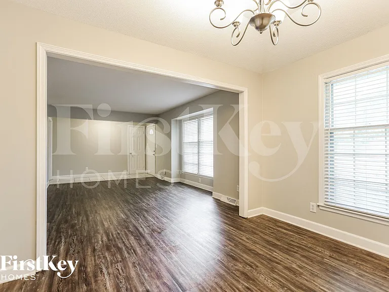 111 Johnston Pkwy — Photo 4