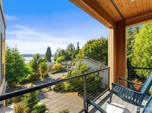 11822 Holmes Point Drive NE, Kirkland, WA 98034
