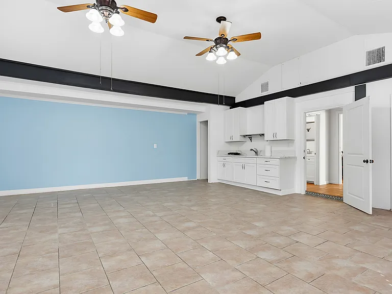 420 Hutchison St #B — Photo 3