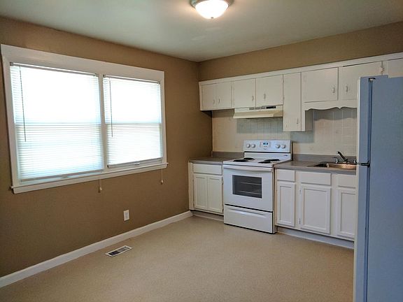 4th image of 13634 Winchester Ave