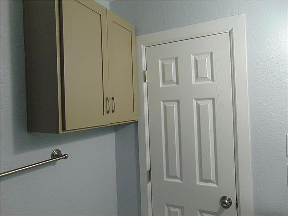 3rd image of 302 Loma Dr