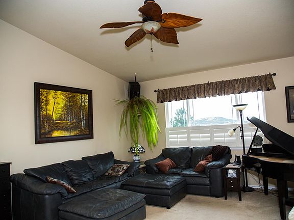 Living Room with fireplace