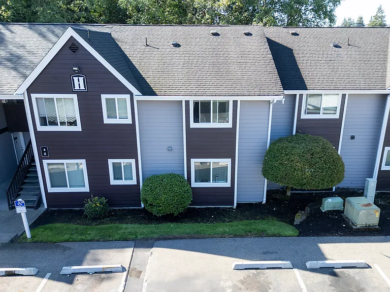 Westhampton Apartments — Photo 41