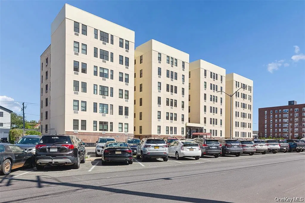 25 W Broadway — Photo 1