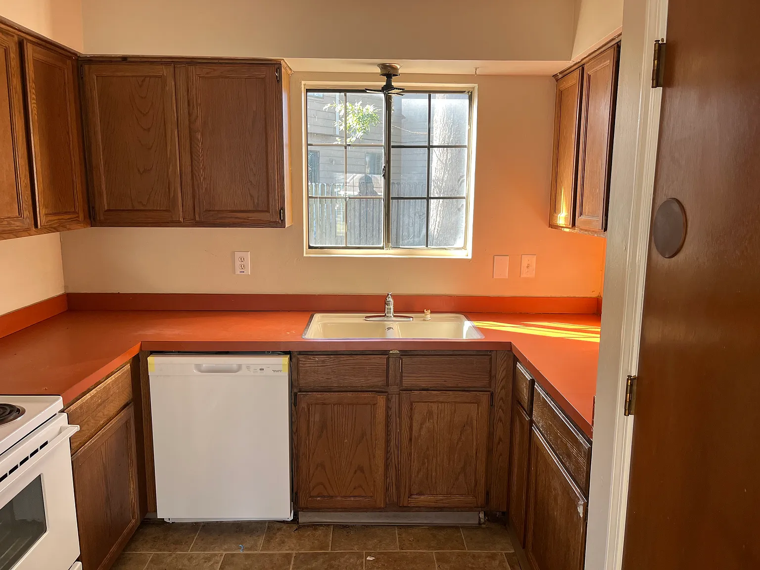 3 bed, 2.5 bath, 1550 sqft, $1,400 — Photo 2