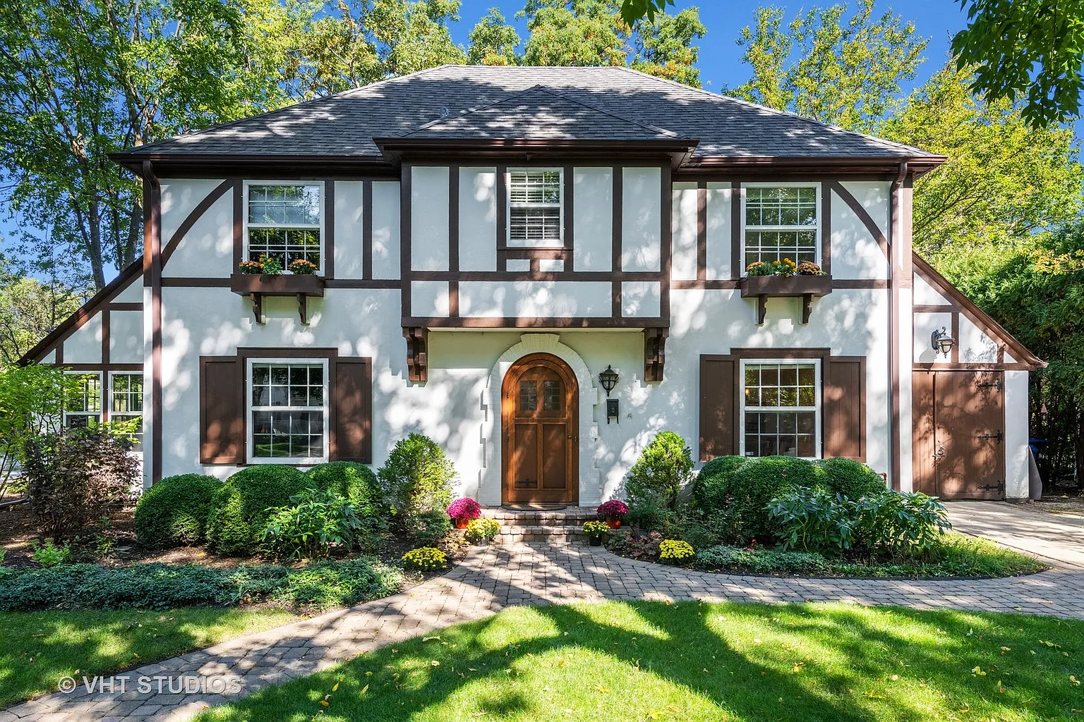 371 Woodlawn Ave photo 1