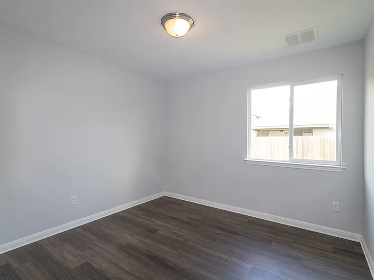 1411 Elbe St — Photo 12