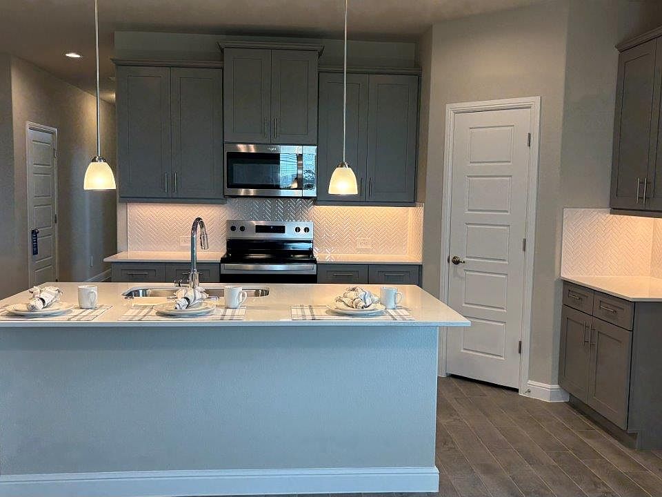 Large Kitchen with Island and walk-in pantry