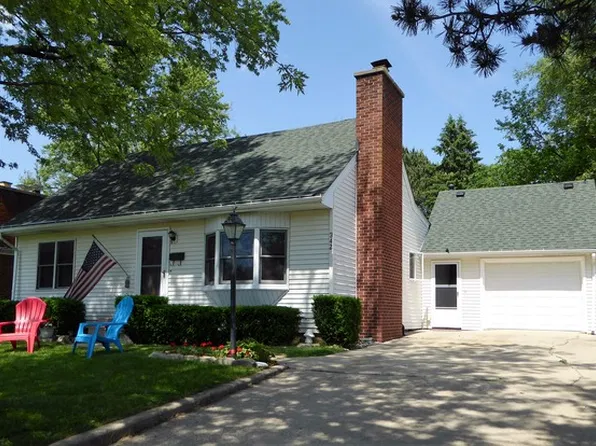 342 Meadow Ln, Lake Zurich, IL 60047