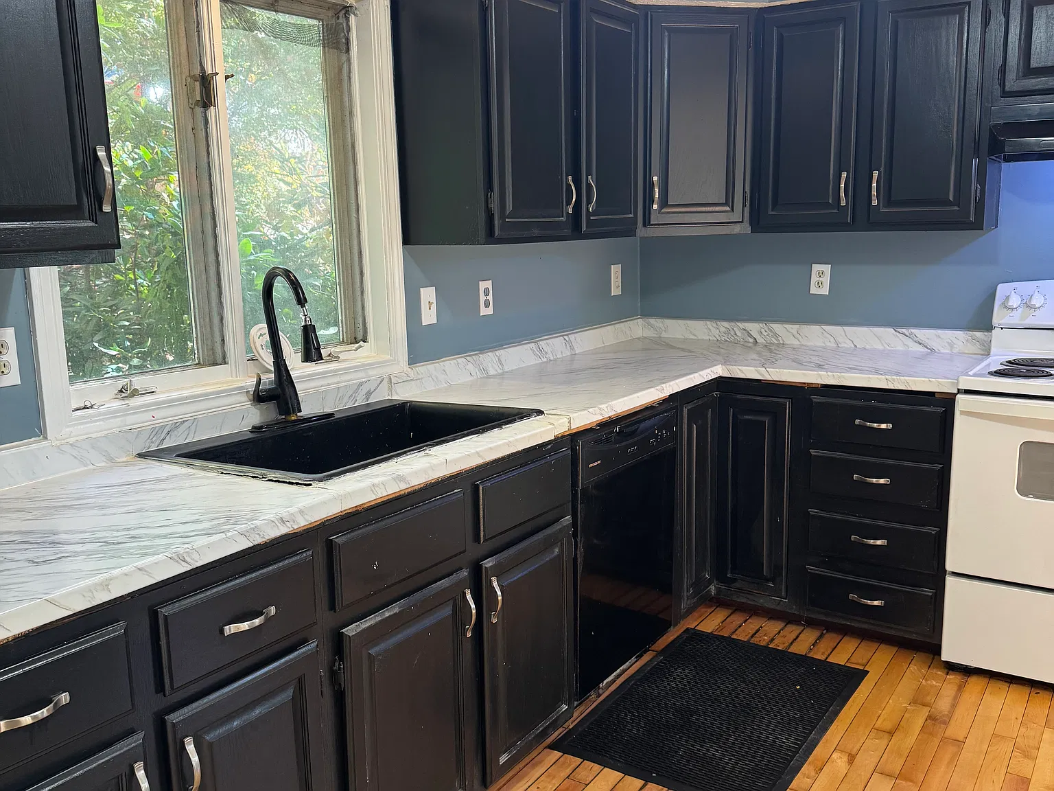 3 bed, 1.5 bath, $2,100 — Photo 2