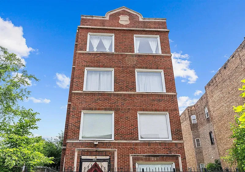 2 bed, 1.0 bath, 1400 sqft, $1,572 — Photo 1