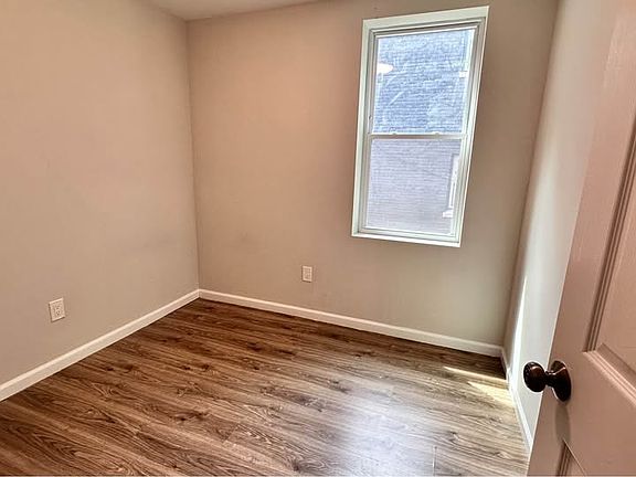 3rd image of 2808 Pomeroy Rd SE APT 1