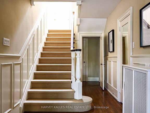 4th image of 127 Strathallan Blvd