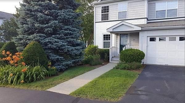 2nd image of 20 Stonington Cir