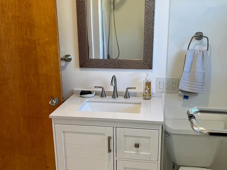 Bathroom vanity / toilet