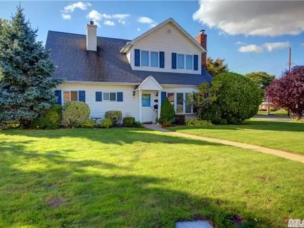 14 Dover Rd, Massapequa, NY 11758