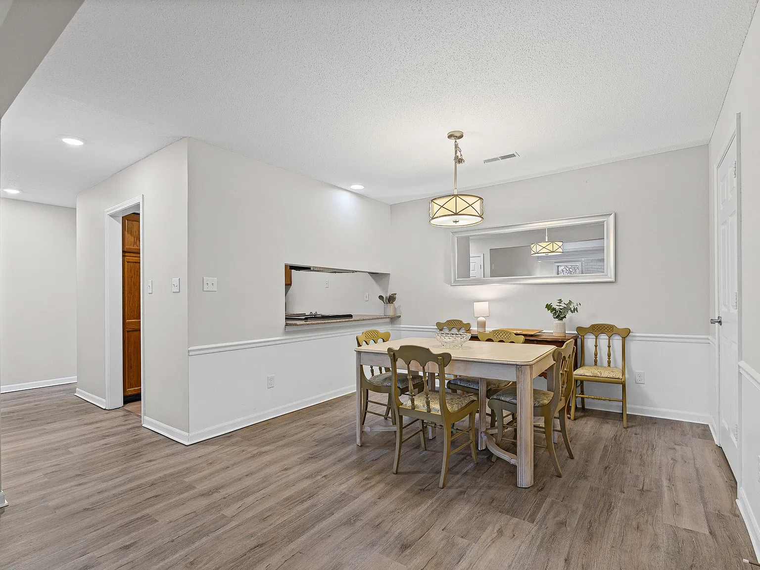 2 bed, 2.0 bath, 1100 sqft, $2,300 — Photo 3