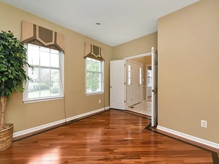 6 Woodfield Ct — Photo 2