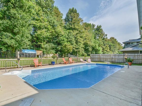 3rd image of 105 Glen Oaks Dr