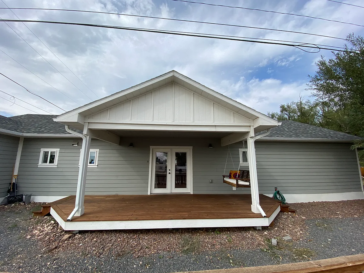 Building Photo - 352 N Cedar St