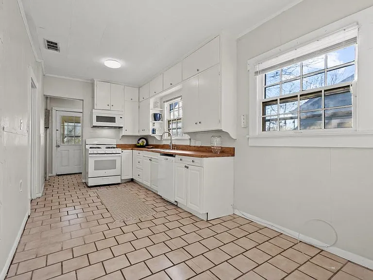 1310 W Morton St — Photo 16