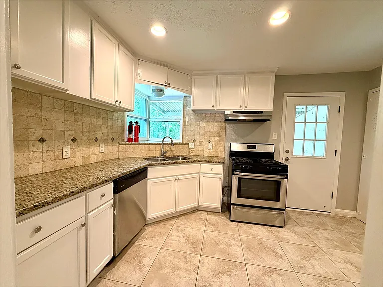6637 Lozier St — Photo 4