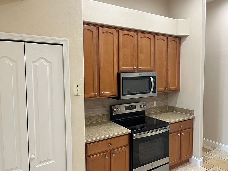 Kitchen w/Corian Solid Surface Counter Tops
