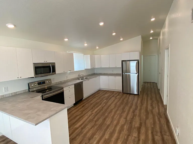 2502 W Saint Vrain St — Photo 4