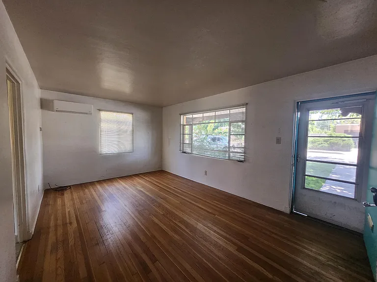 4019 Roma Ave NE — Photo 2