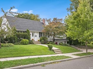 98 Oak Ridge Ln, Albertson, NY 11507