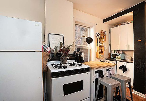 5th image of 236 E 3rd St #2C