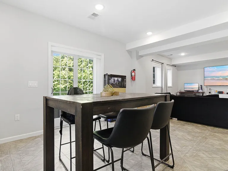 431 Forest St — Photo 5