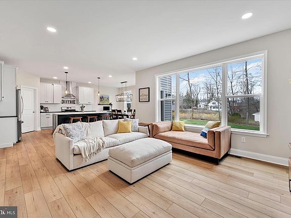 4th image of 44 Perkiomen Ave