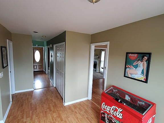 5th image of 380 Circle Valley Dr