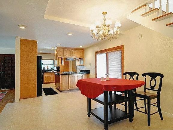 3rd image of 264 Challenger Ave