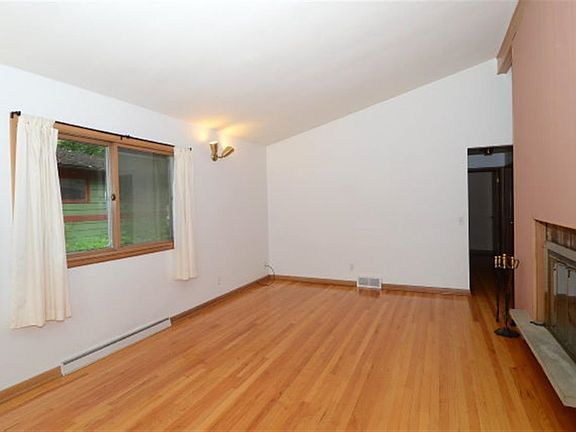 5th image of 718 Dearholt Rd