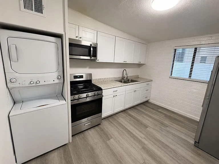 5747 S 34th Pl #3 — Photo 1