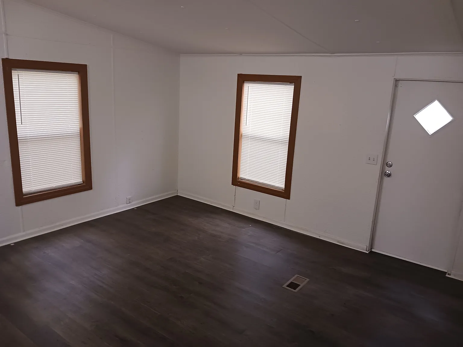 3 bed, 1.5 bath, 950 sqft, $1,400 — Photo 2