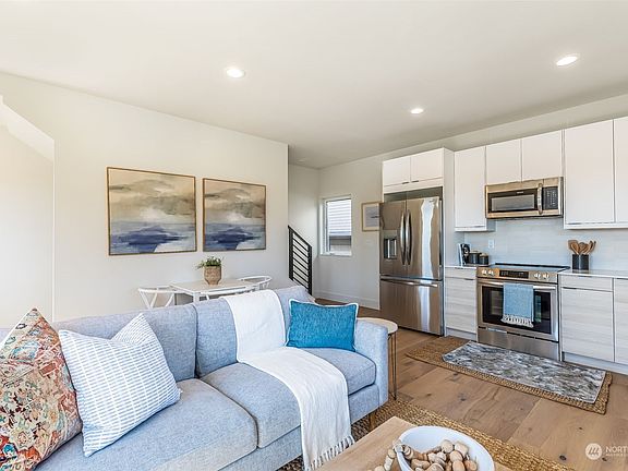 5th image of 2338 17th Ave S #B