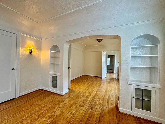4th image of 608 Belmont Ave E APT 4