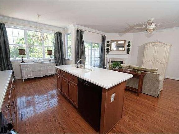 Kitchen and breakfast