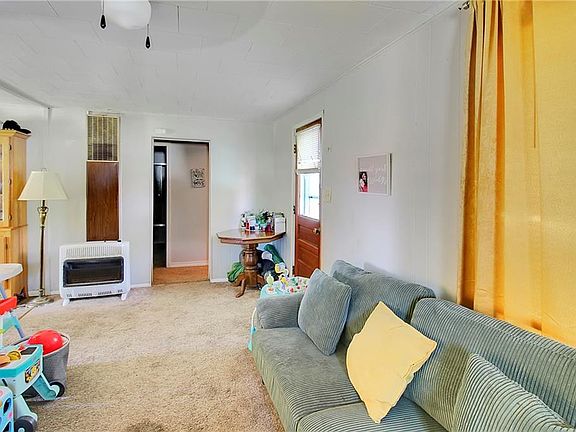 3rd image of 210 W 7th St