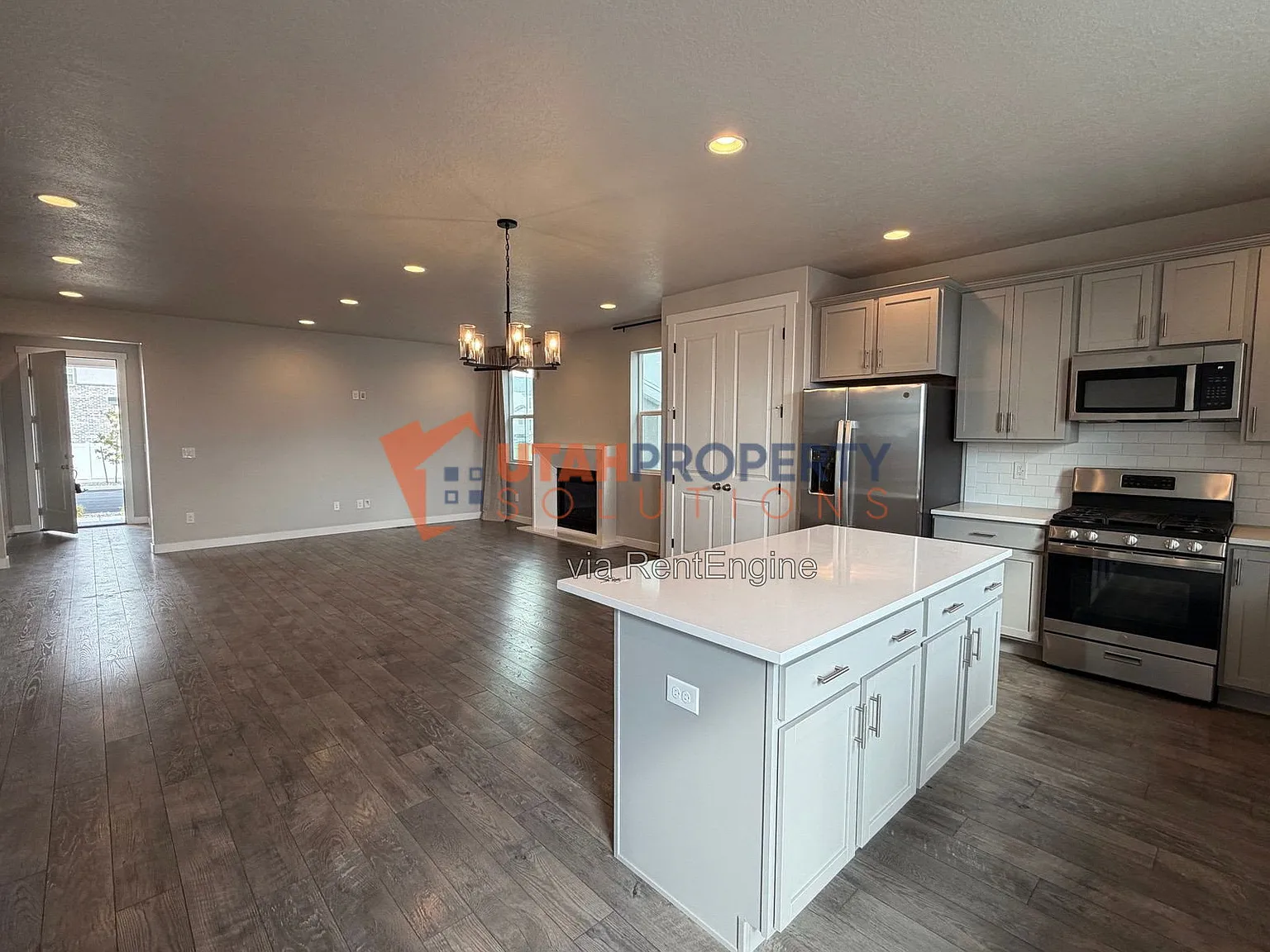 4 bed, 2.5 bath, 4119 sqft, $2,995 — Photo 4
