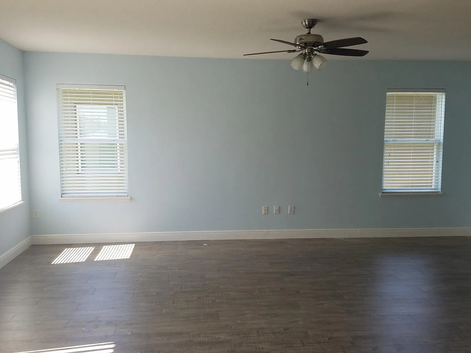 4 bed, 2.5 bath, 2199 sqft, $2,500 — Photo 2