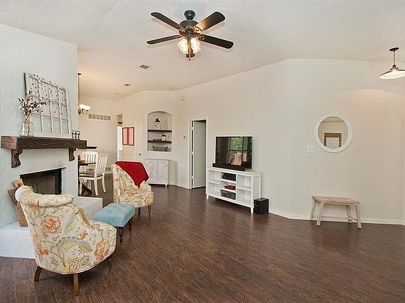 4th image of 2109 Camelot Dr
