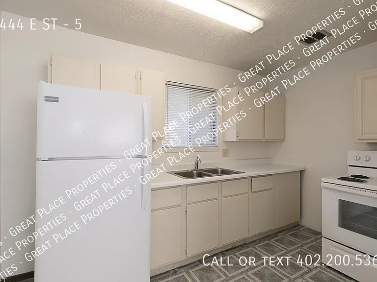 2444 E St #5 — Photo 11