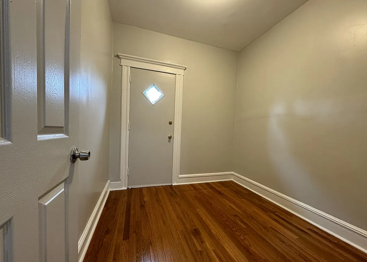3 bed, 1000 sqft, $2,500 — Photo 3